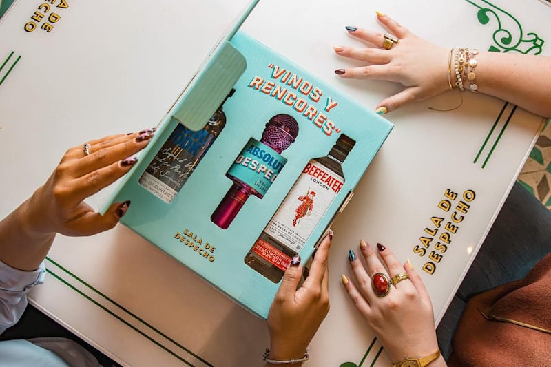 Micrófono, cócteles y buena compañía: el kit perfecto para superar a tu ex sin salir de casa