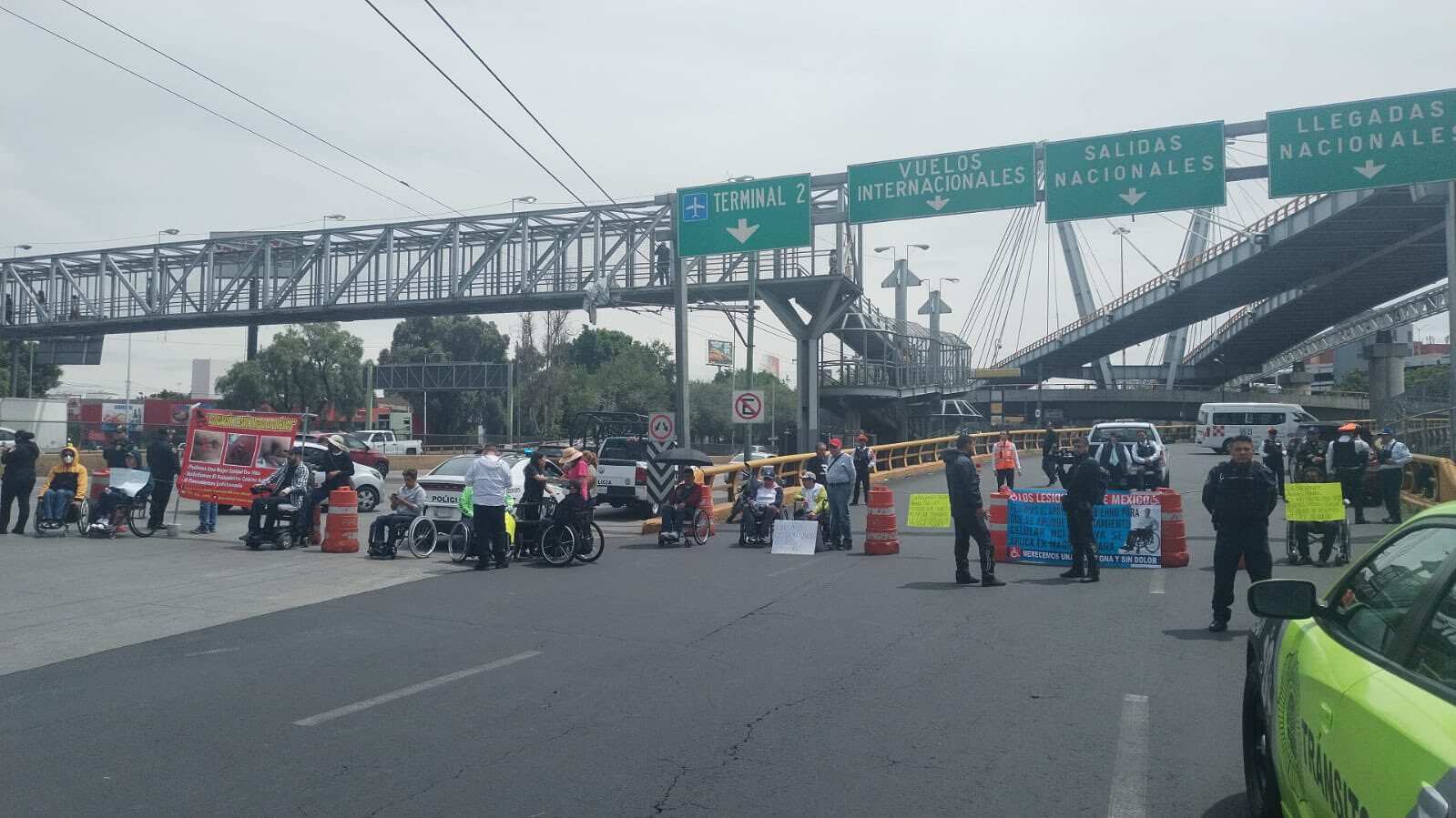Reportan bloqueo en accesos de la Terminal 1 del AICM por personas en silla de ruedas