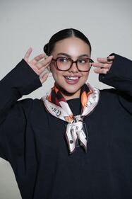 La influencer originaria de Monterrey ha cautivado a su comunidad a través de su autenticidad, al explorar distintos estilos y siluetas, sin importar los estereotipos. Invitando así a sus seguidores a abrazar la originalidad, comodidad y creatividad desde diversos aspectos de la vida.