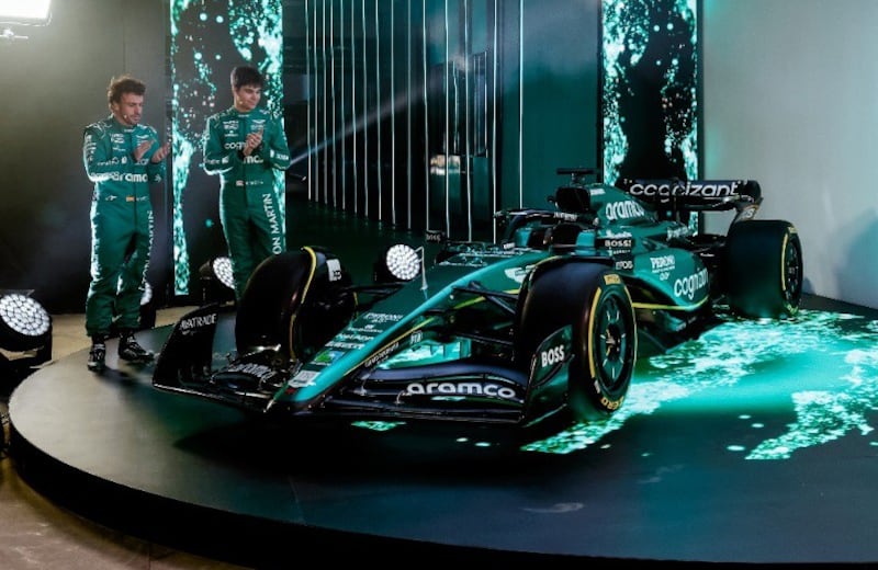 Fernando Alonso y Lance Stroll junto al nuevo AMR23 de Aston Martin