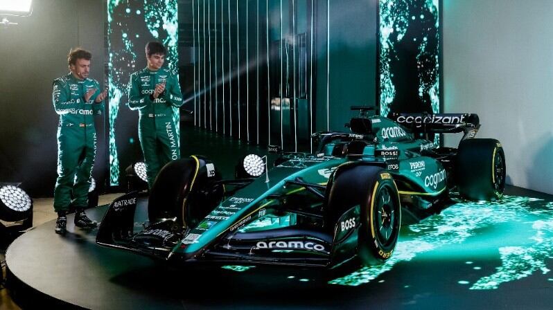 Fernando Alonso y Lance Stroll junto al nuevo AMR23 de Aston Martin