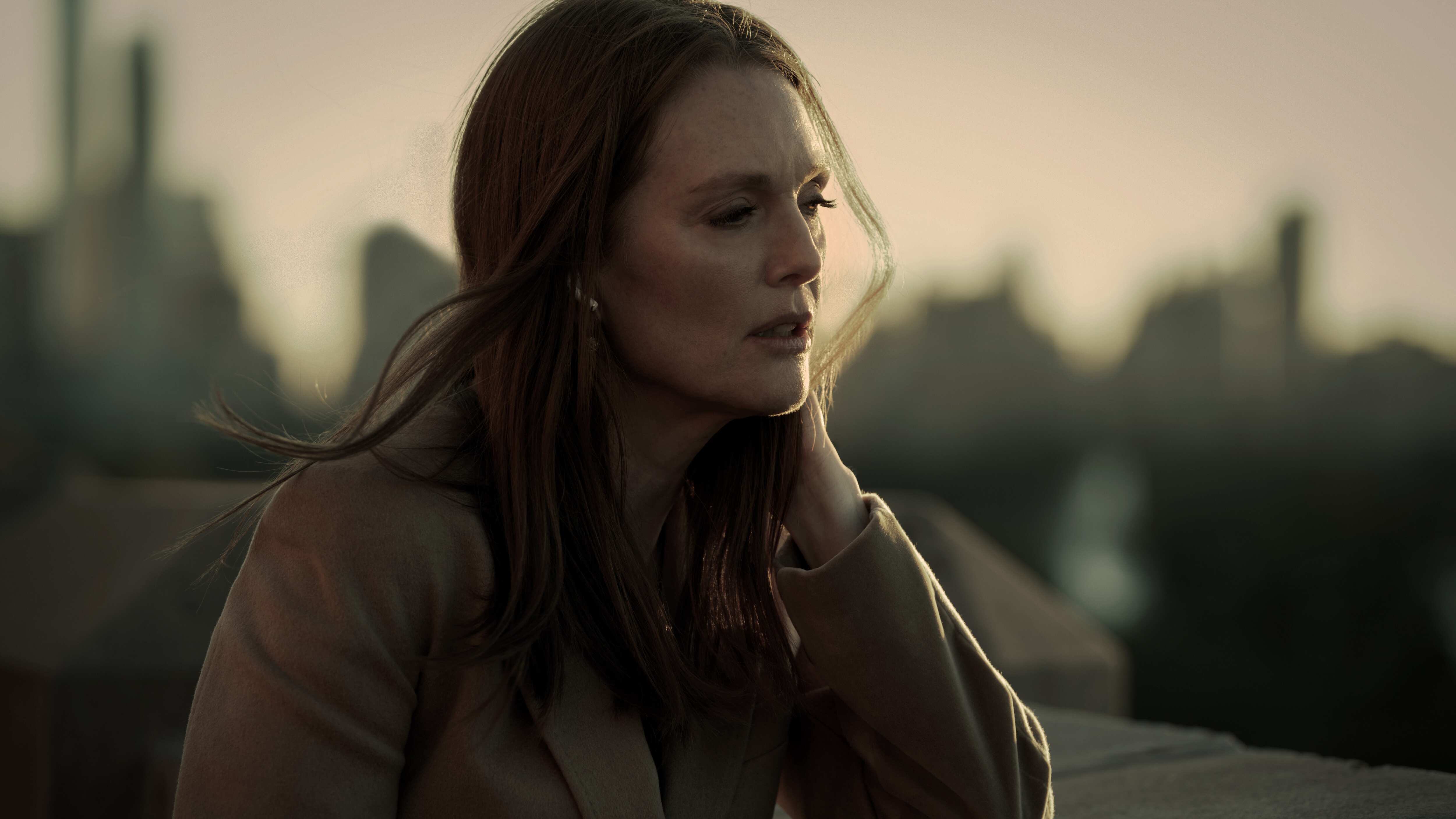 Sharper está dirigida por Benjamin Caron y cuenta con un elenco encabezado por Julianne Moore, Sebastian Stan, Justice Smith, Briana Middleton y John Lithgow.