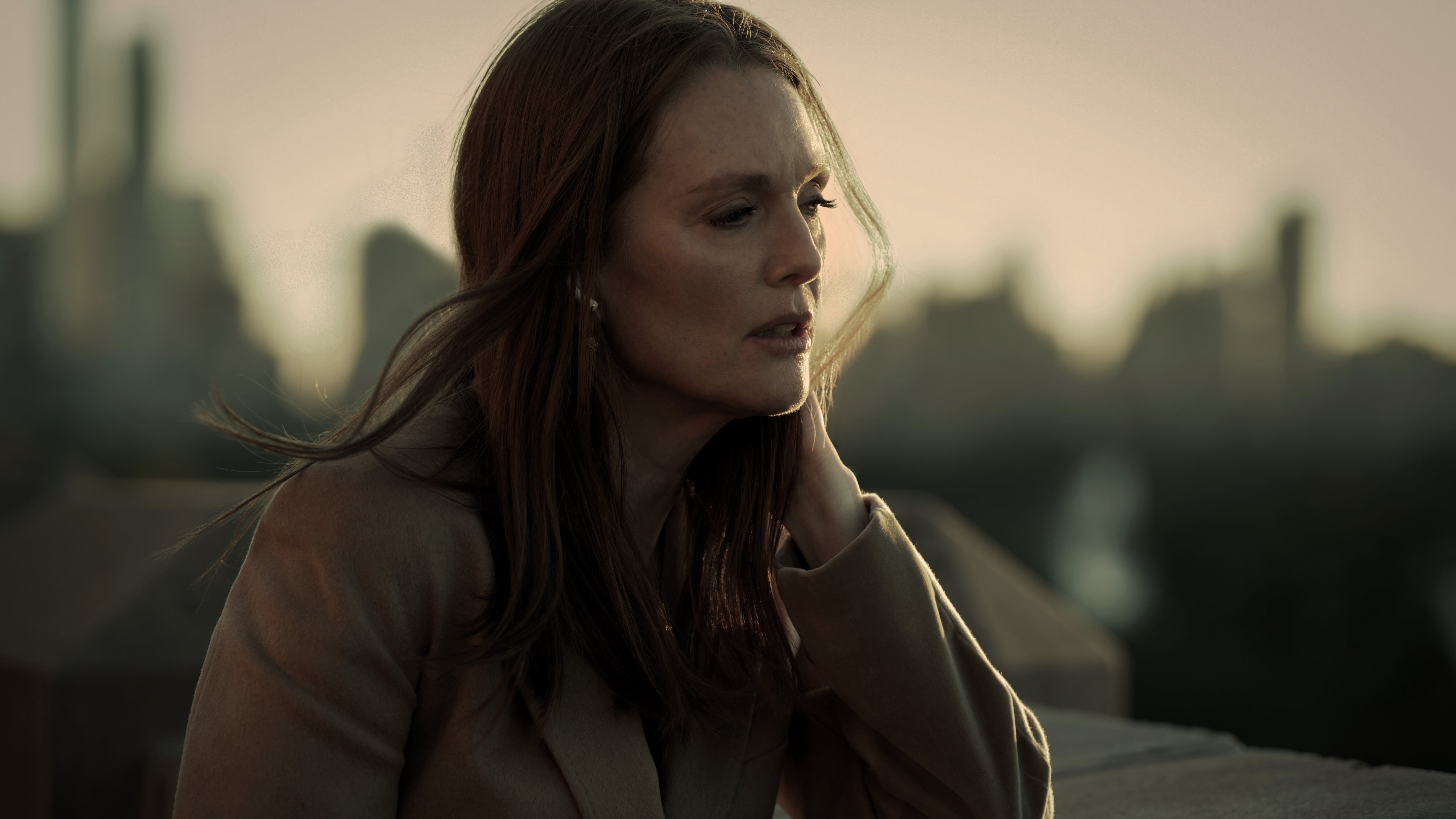 Sharper está dirigida por Benjamin Caron y cuenta con un elenco encabezado por Julianne Moore, Sebastian Stan, Justice Smith, Briana Middleton y John Lithgow.