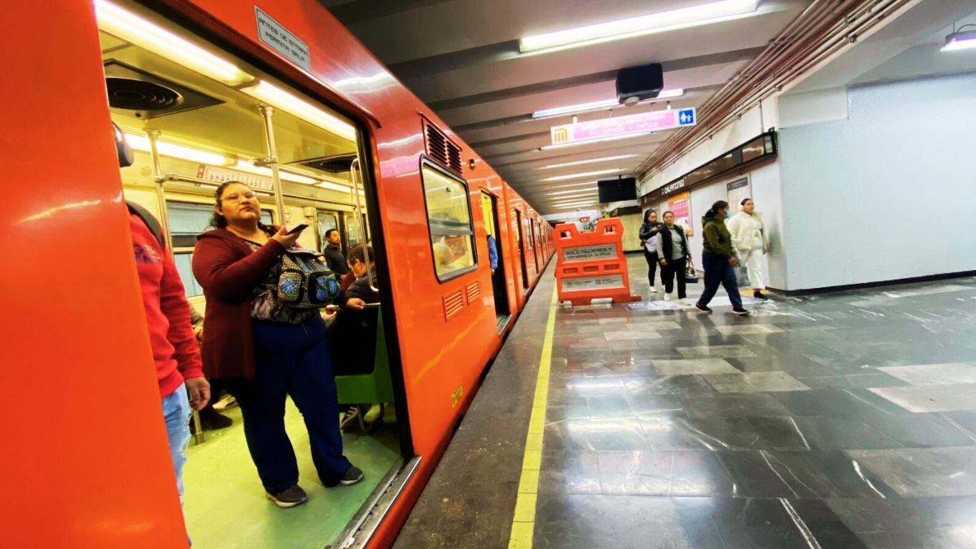 Metro de la CDMX con saturación de pasajeros