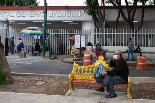 CDMX analiza dar comida gratuita a acompañantes de pacientes que pasen la noche afuera de hospitales