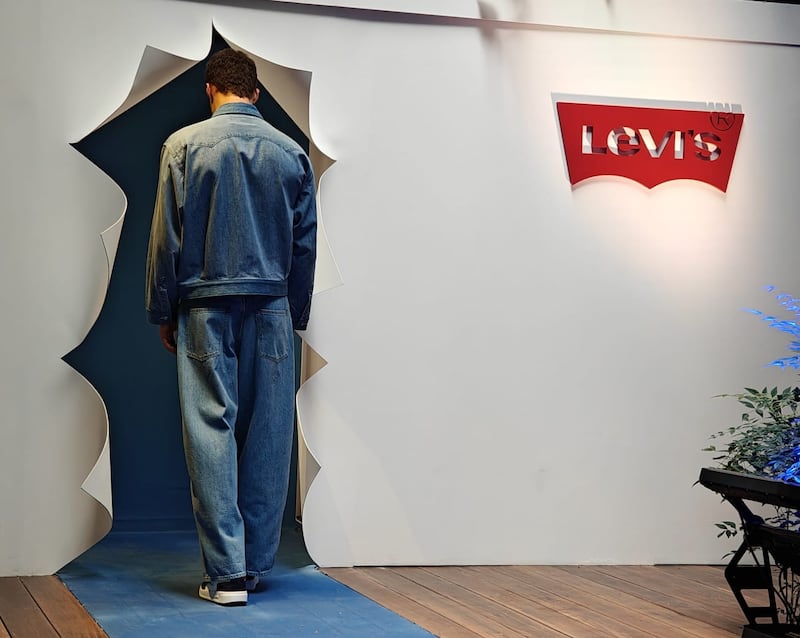 Levi’s reveló sus nuevas líneas como Grunge Finish, Blu Tab y Refreshed Americana, además de una alianza clave con Jordan Brand que conecta moda y deporte rumbo a la temporada mundialista