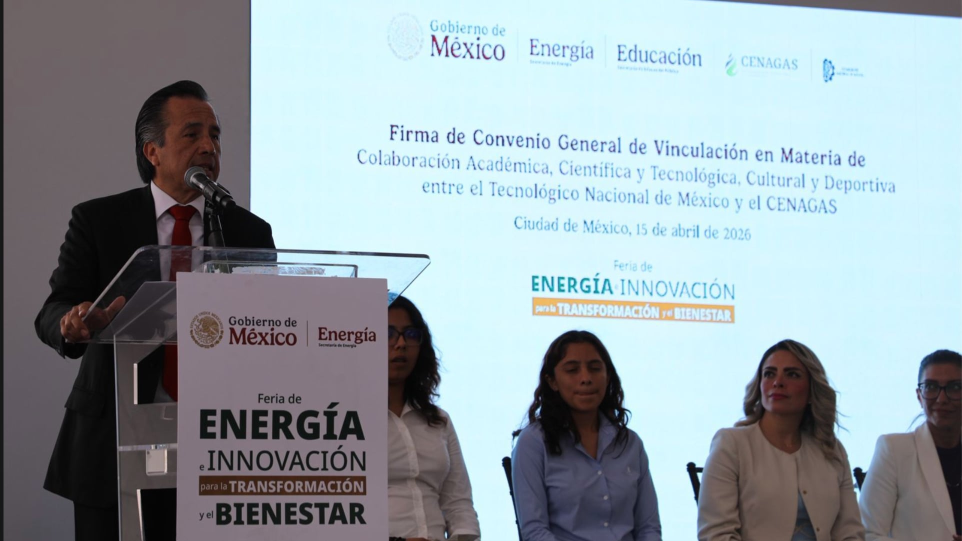 el Director General del Centro Nacional de Control del Gas Natural (CENAGAS), Cuitláhuac García Jiménez,