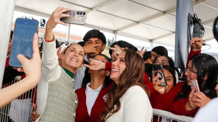 En febrero pasado, la presidenta Claudia Sheinbaum Pardo inauguró en León el Centro de Bachillerato Tecnológico Industrial y de Servicios (CBTIS) No. 292, como parte de una política federal enfocada en ampliar el acceso a la educación media superior. Durante el acto, la mandataria sostuvo que el objetivo es que ningún joven se quede sin estudiar y cuente con mayores oportunidades, en línea con la expansión de planteles que ahora también impulsa el Gobierno de Guanajuato.