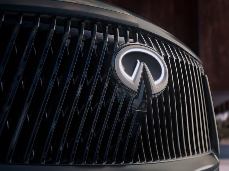 Detalle del emblema iluminado y parrilla frontal de INFINITI QX60 2026