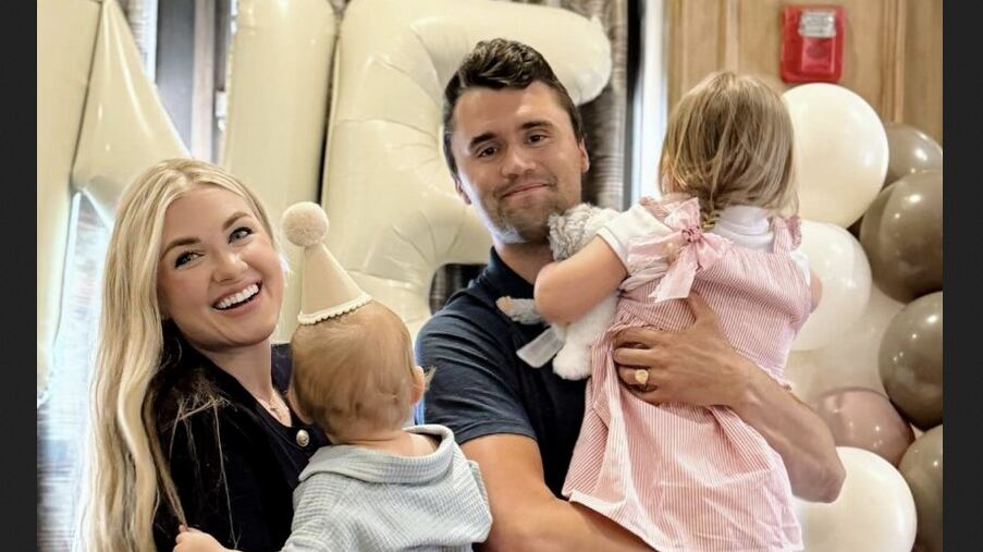 Activista y comentarista conservador estadounidense, figura cercana a Donald Trump