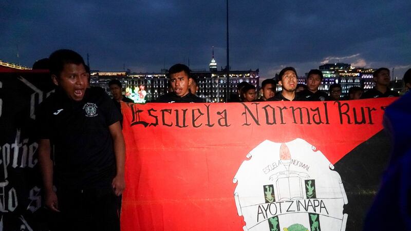 Ayotzinapa: Padres de normalistas instalan plantón frente a Palacio Nacional