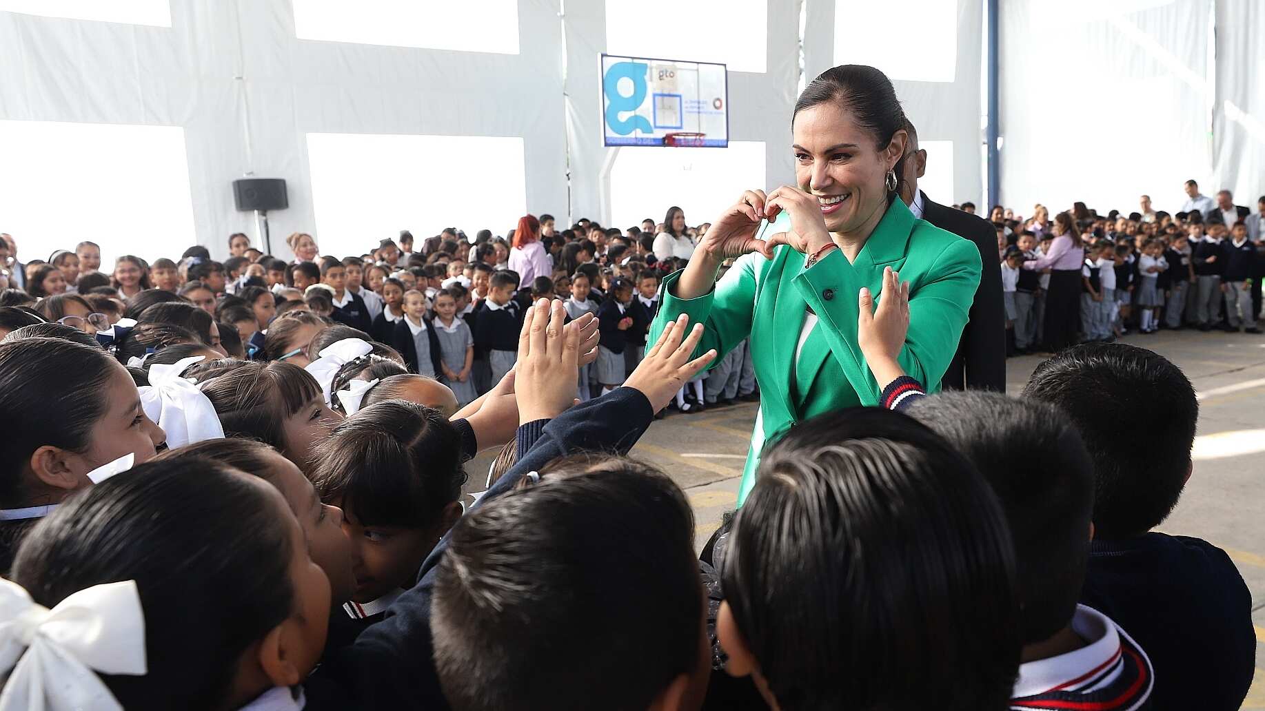 Mil becas para 10 mil estudiantes.