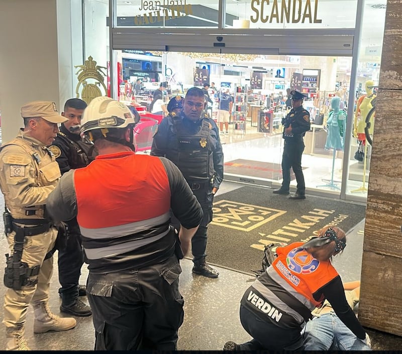 Caída de elevador en plaza comercial