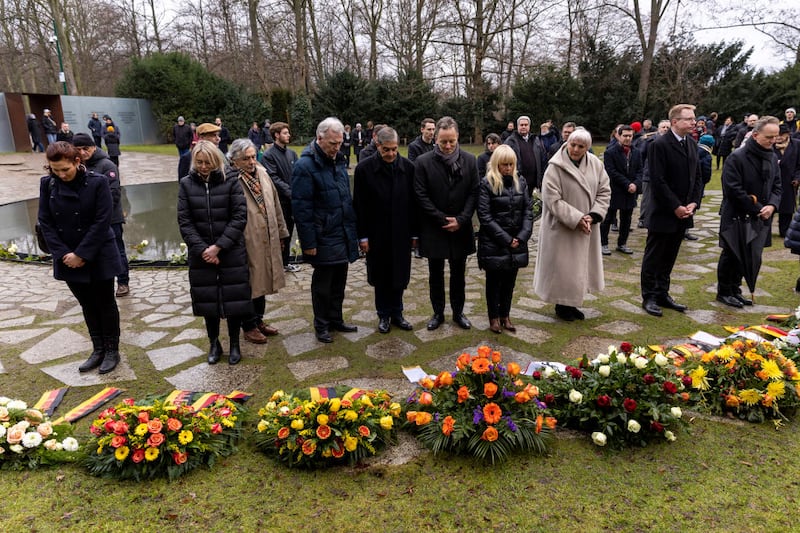 Alemanes rinden homenaje a las víctimas del Holocausto