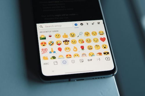 Emojis se vuelven arma del crimen: alertan que grupos criminales enganchan a menores en redes