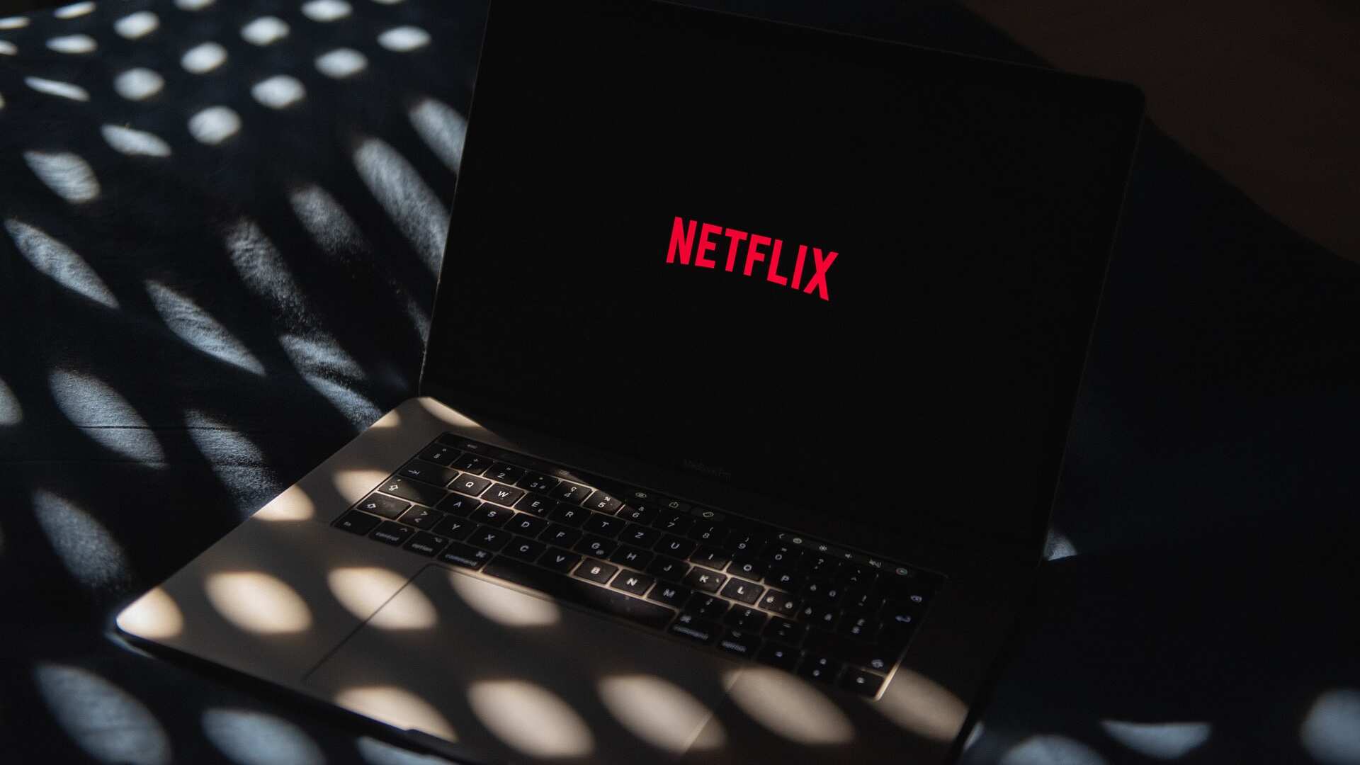 Imagen genérica de una laptop reproduciendo Netflix