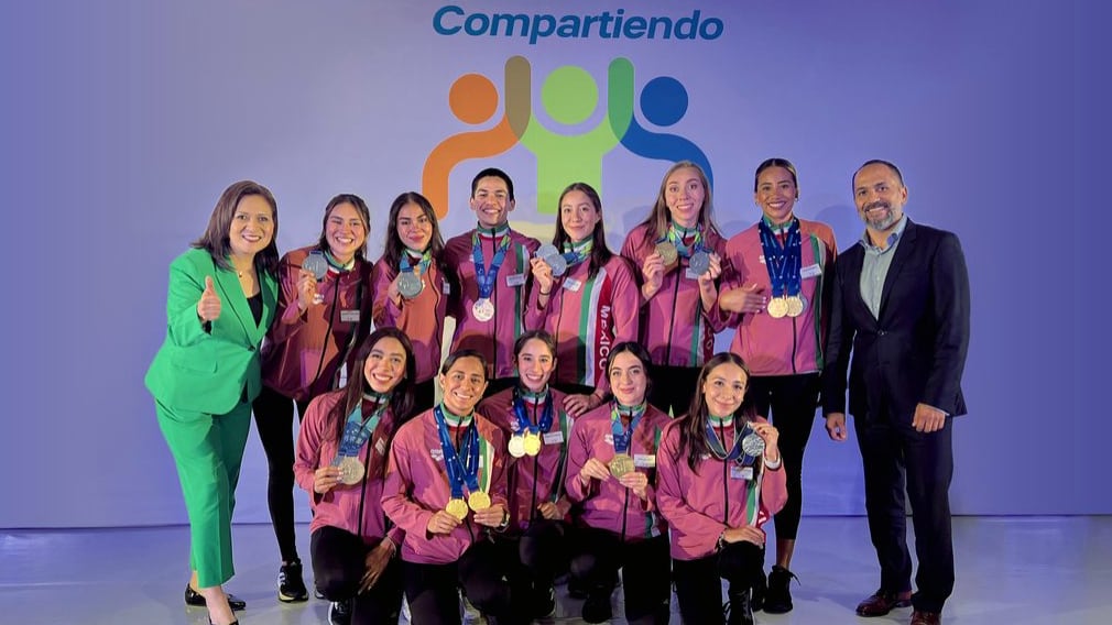 La Selección mexicana de Natación Artística recibió un reconocimiento de Tupperware.