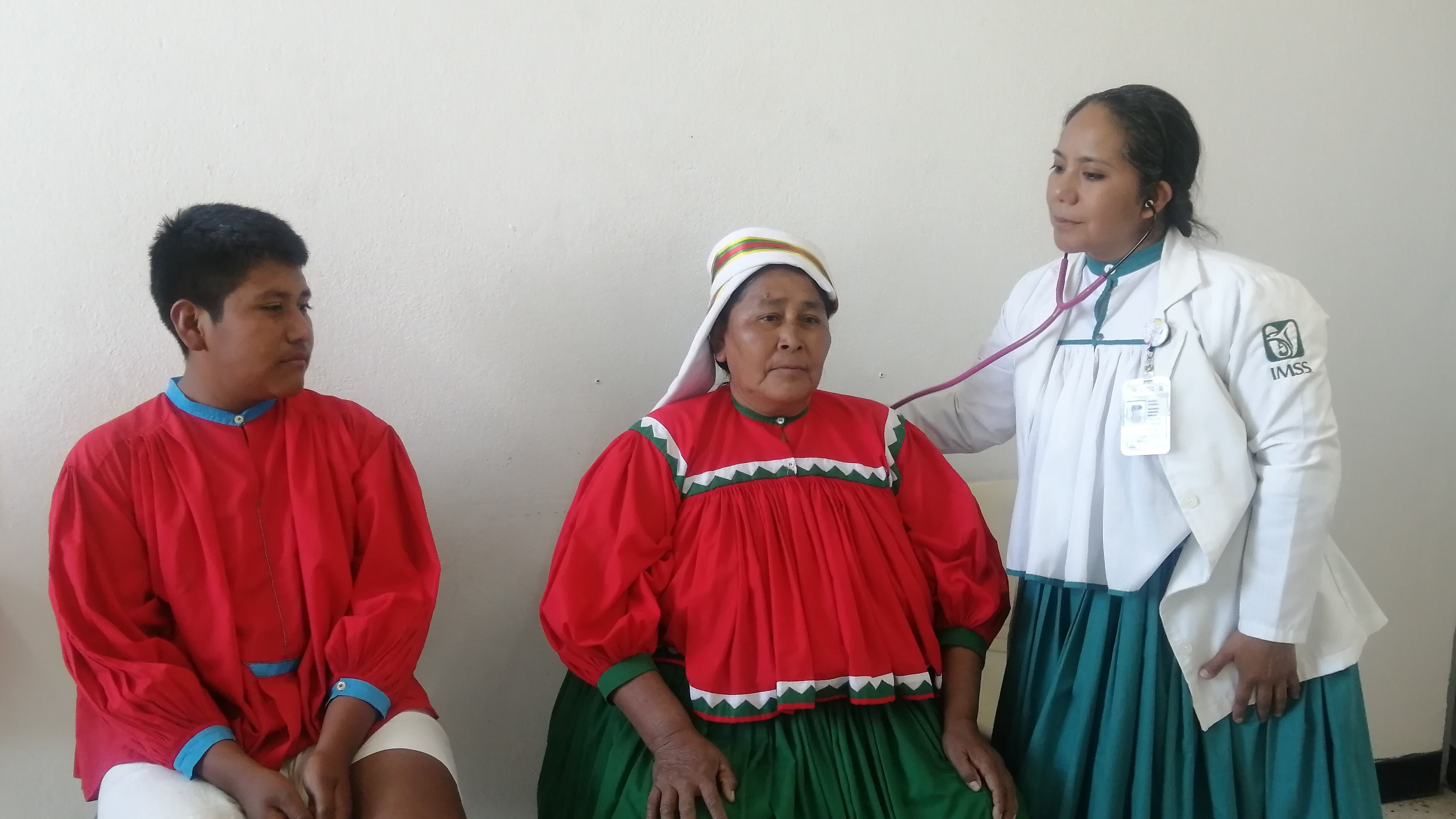 Benilda Figueroa, primera médica rarámuri de Chihuahua y atiende en IMSS Bienestar