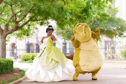Tiana, Louis, el príncipe Naveen y nuevos amigos serán los protagonistas de la nueva atracción de Disney que estará en Magic Kingdom Park, disponible desde el próximo 28 de junio, la cual te llevará a un recorrido único por el mundo de una de las princesas más queridas.