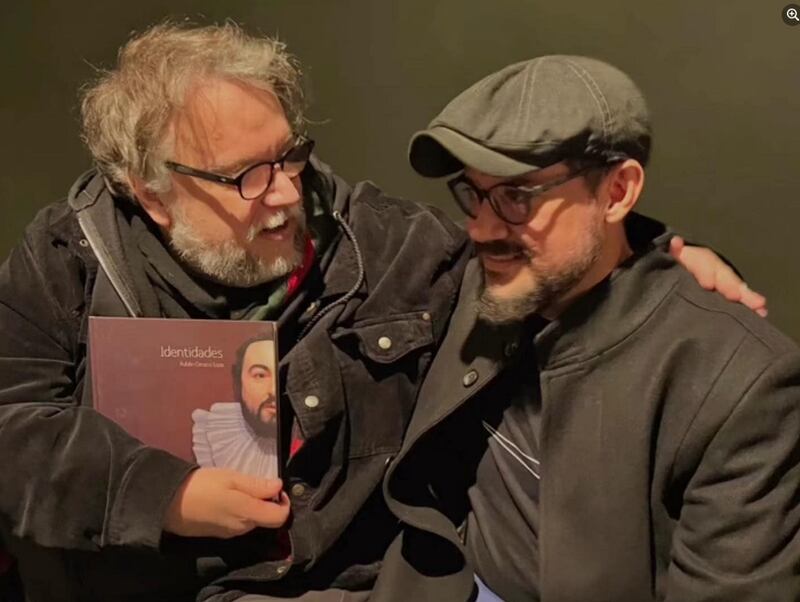 El artista Rubén Orozco realizó un busto del Charro de Huentitán a petición de Alex Fernández con técnica hiperrealista.