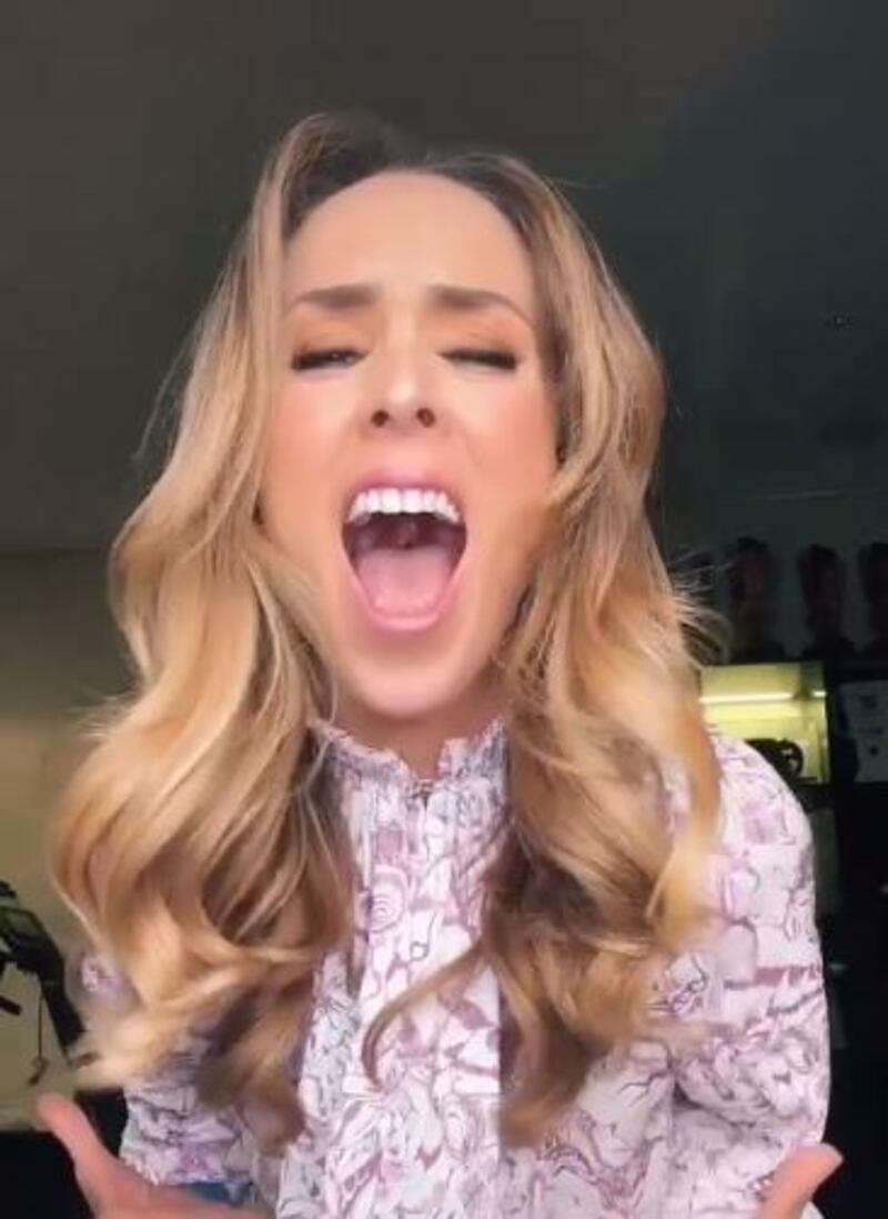 Jacky Bracamontes en TikTok destella energía con un divertido baile