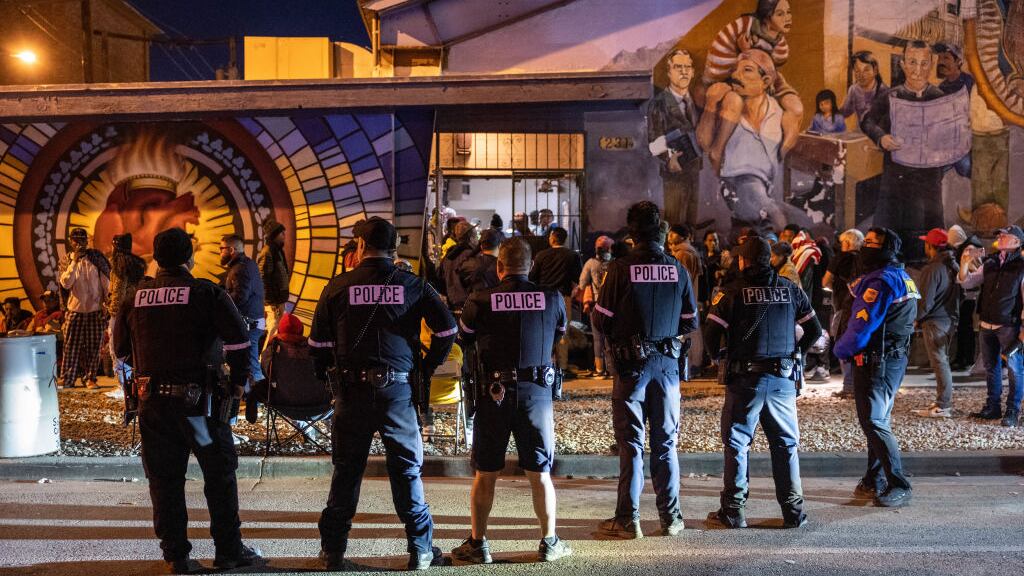 Policia migratoria encuentra adolescentes dentro de un camión en la frontera con EU