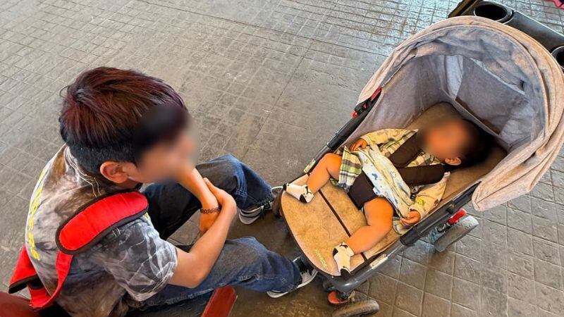 Niño de 12 años y su hermanito de 8 meses son resguardados en el Metro Pantitlán