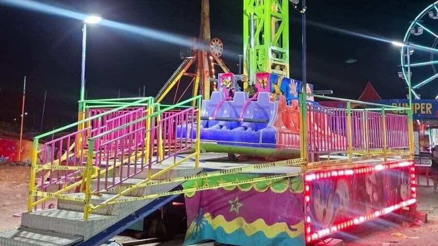 El juego mecánico denominado El Martillo se desplomó mientras estaba en funcionamiento.