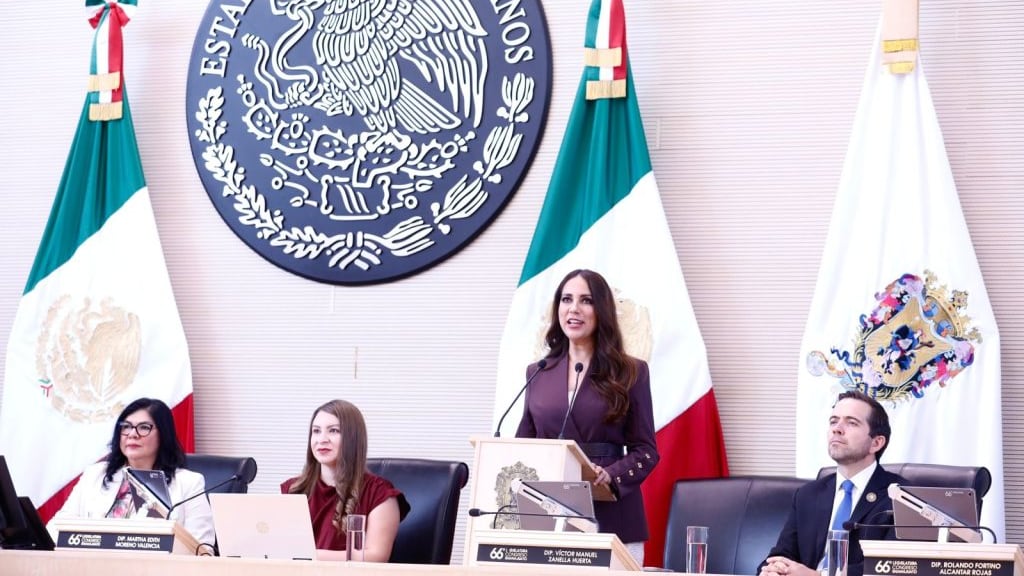 Libia Dennise García Muñoz Ledo representante del ejecutivo en la sesión solemne por el Bicentenario de la Constitución de Guanajuato junto a representantes de los tres poderes del estado en el Congreso local.