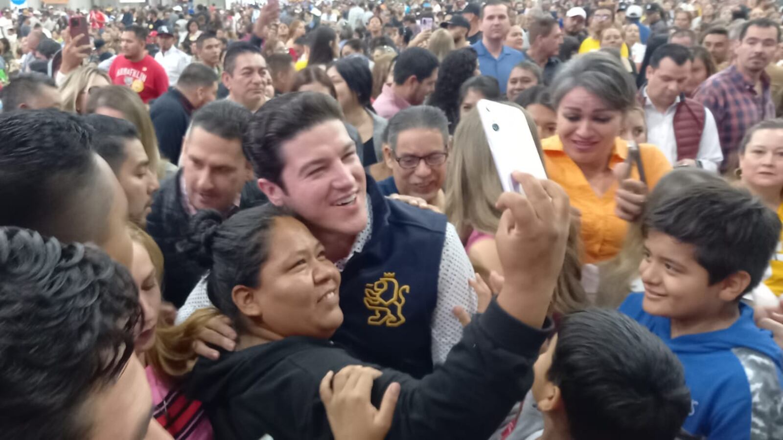 Miles de personas pretendían acercarse a Samuel García durante el evento de Fomerrey.