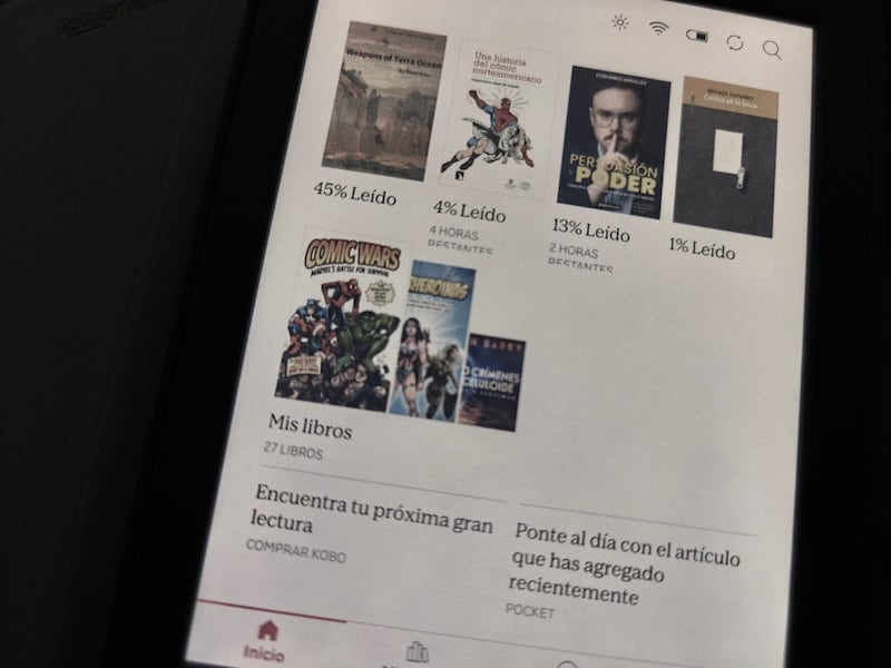 Ligero, resistente al agua y con pantalla a color, el Kobo Clara Colour es ideal para quienes disfrutan de novelas gráficas, libros ilustrados y artículos web. Además, permite escuchar audiolibros vía Bluetooth y ofrece estadísticas detalladas de lectura