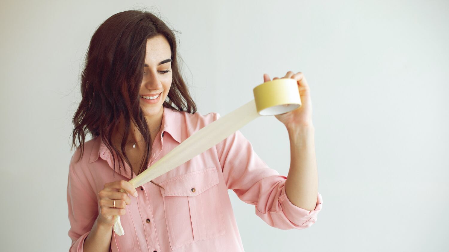 Esta herramienta versátil celebra cien años transformando la manera en que reparamos y decoramos nuestros espacios
