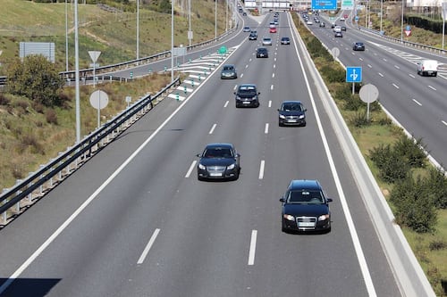 ¿Qué hacer, rebasar o respetar el límite de velocidad en el carril izquierdo o de alta?