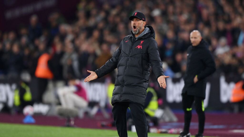 Jurgen Klopp considera que debería haber una regulación sobre el precio y salario de los futbolistas.