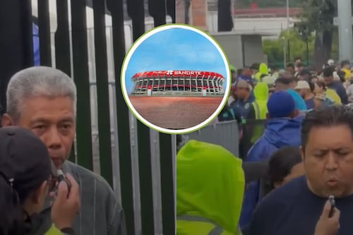 Sorprenden con alcoholimetro a aficionados a pie en el Azteca durante el Pumas vs. América