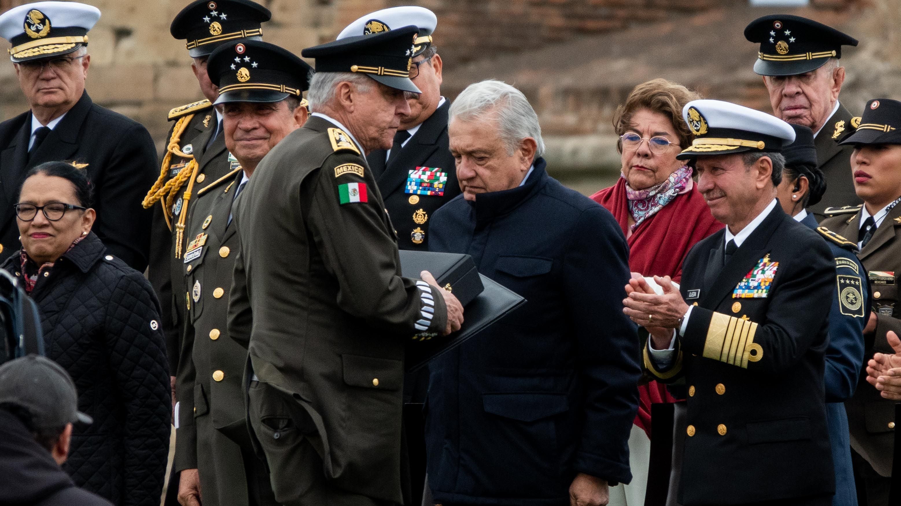 PEROTE, VERACRUZ, 11OCTUBRE2023.- Andrés Manuel López Obrador, presidente de México, hizo entrega de un reconocimiento al ex secretario de la Defensa, Salvador Cienfuegos Zepeda, durante la ceremonia alusiva al Bicentenario de la Creación del Heroico Colegio Militar en la nombrada Fortaleza de San Carlos. Construcción histórica y parte de la historia del ejército mexicano.
FOTO: GALO CAÑAS/CUARTOSCURO.COM