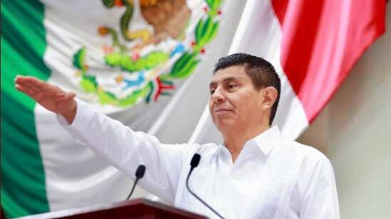 Salomón Jara rinde protesta como gobernador de Oaxaca.