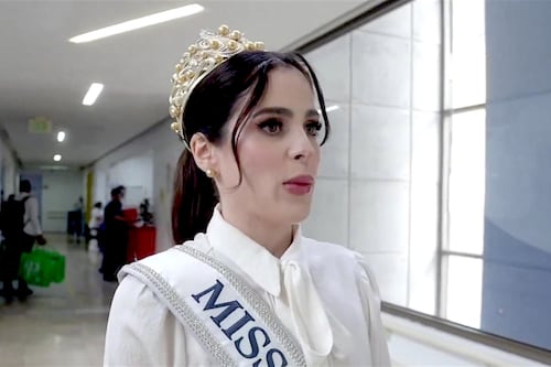 ¡Momento de terror! Miss Universo Fátima Bosch se desploma en pleno desfile: El video que estremece las redes