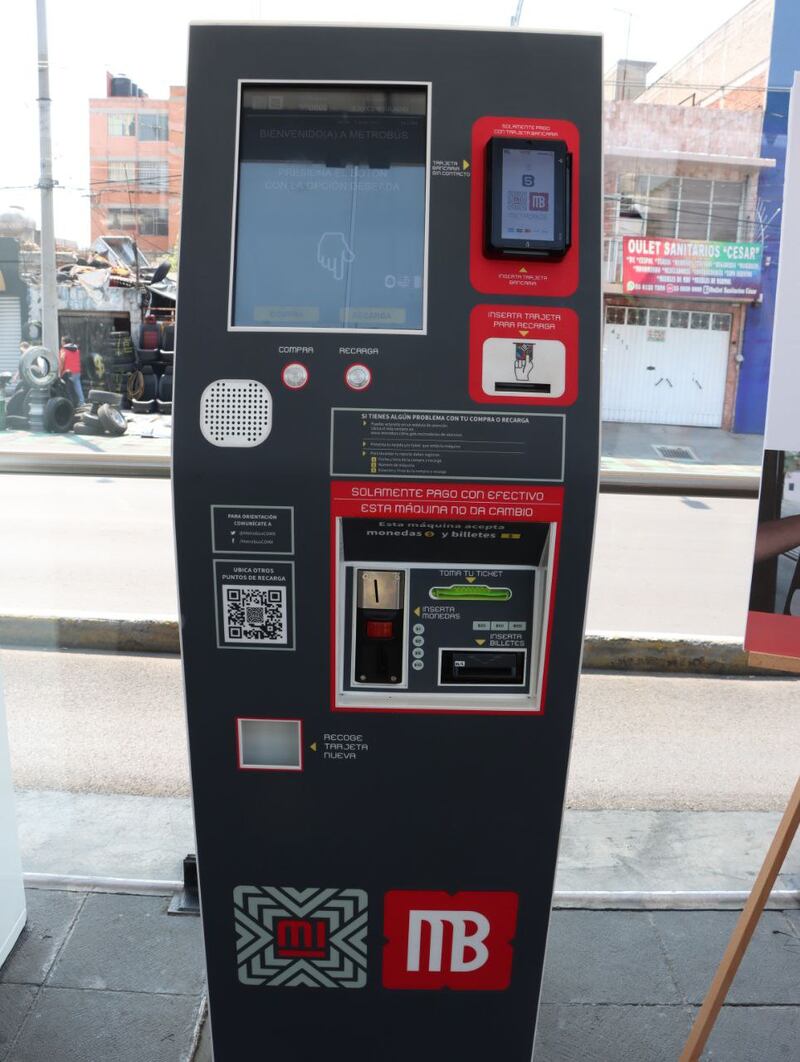 Pago con celular, relojes inteligentes y tarjeta de crédito en Línea 5 del Metro