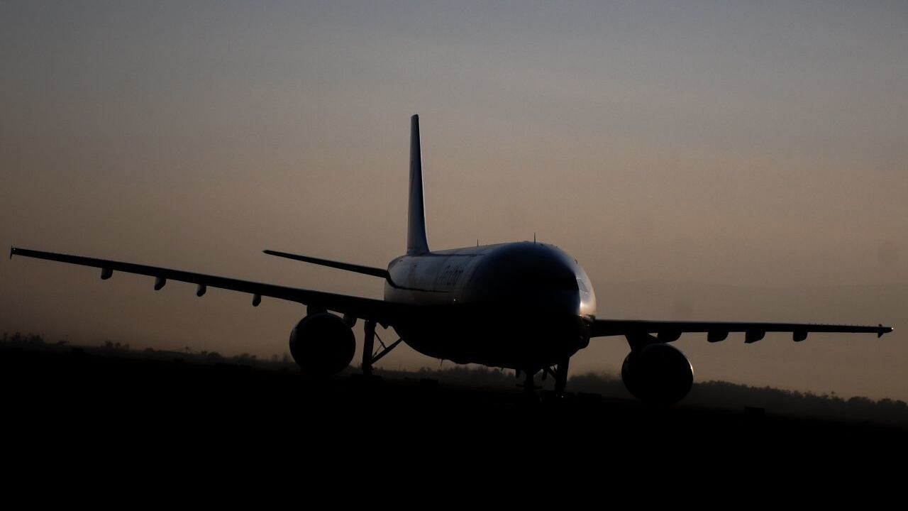 Un avión aterriza en el AICM.