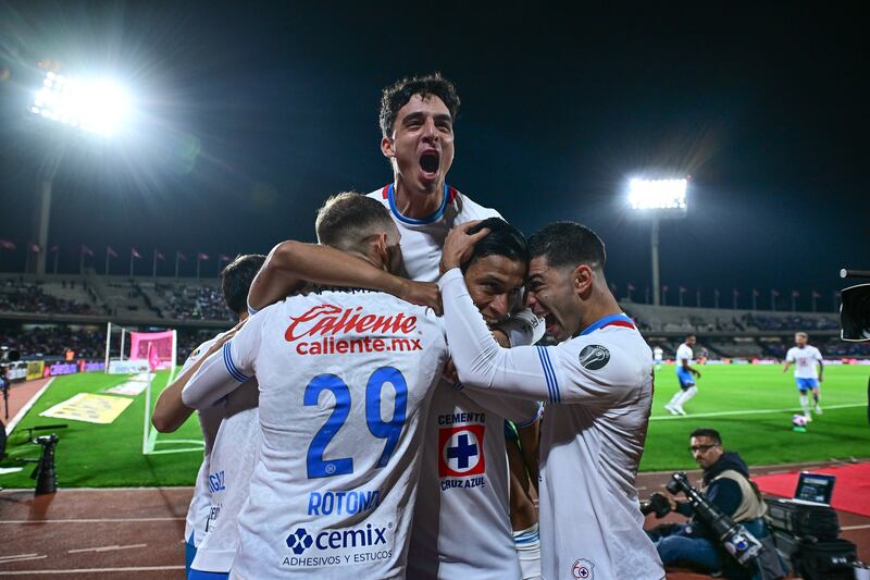 Cruz Azul festeja gol sobre Pumas