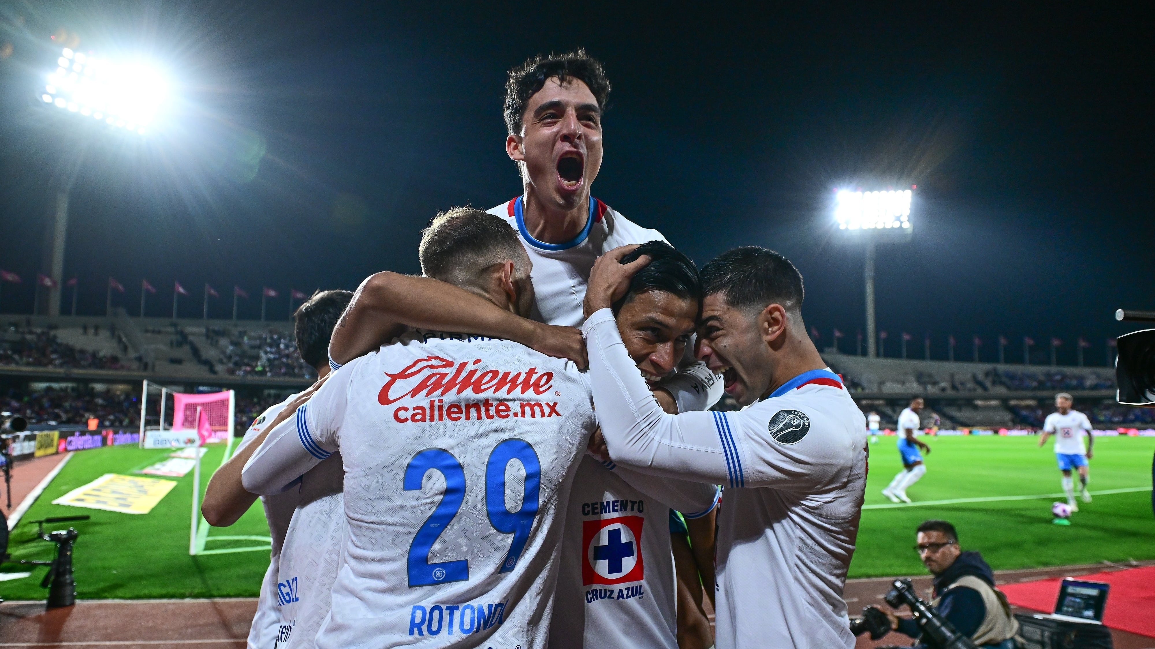 Cruz Azul festeja gol sobre Pumas