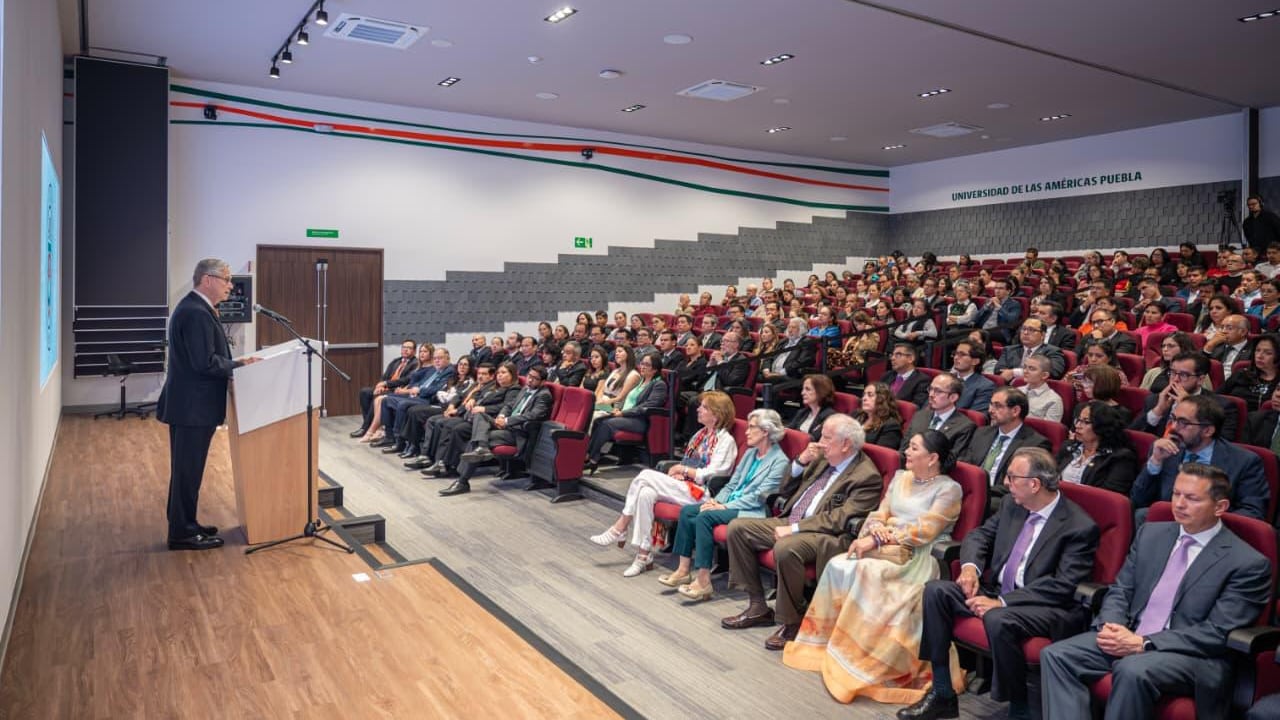 El rector Luis Ernesto Derbez Bautista presentó el informe 2025-2026 de la UDLAP, destacando avances en matrícula, investigación y estabilidad financiera.