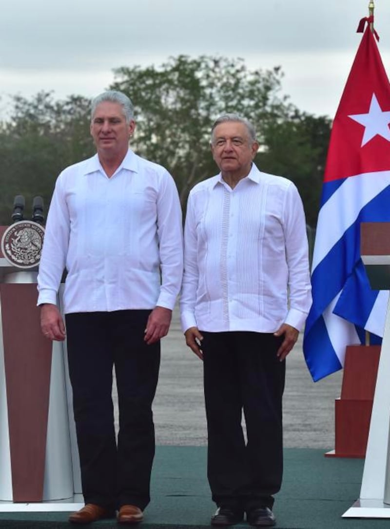 AMLO de la la bienvenida al presidente de Cuba, Miguel Díaz-Canel.