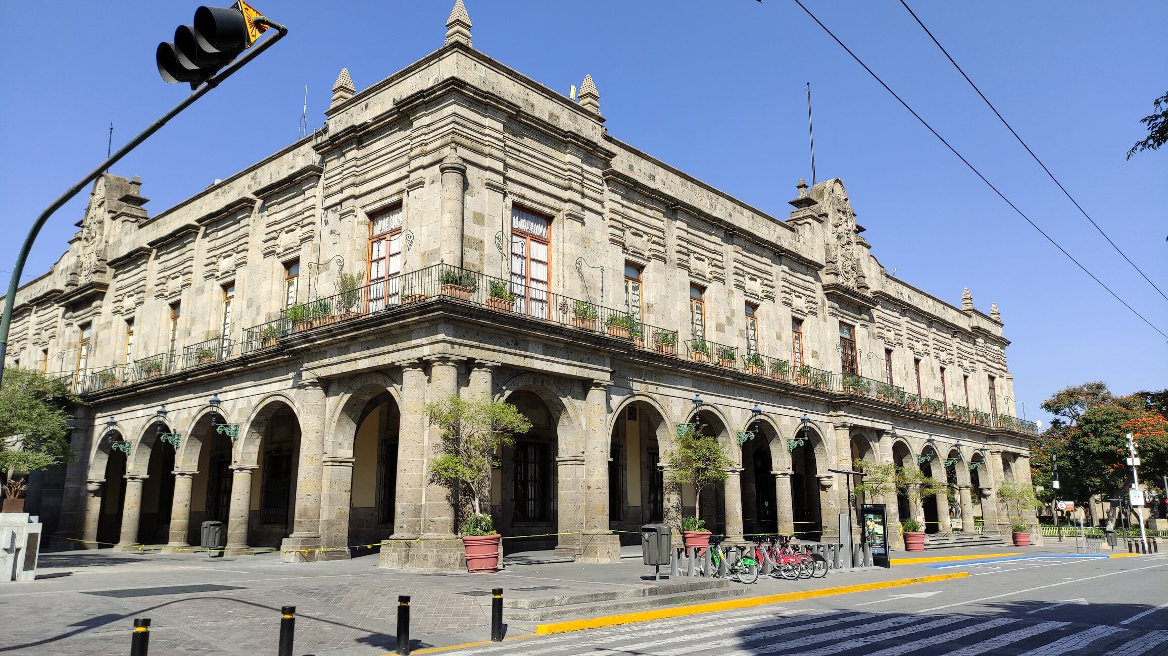 El ayuntamiento señaló que se remodelaron varias áreas de la presidencia, no solamente los baños del alcalde Pablo Lemus.