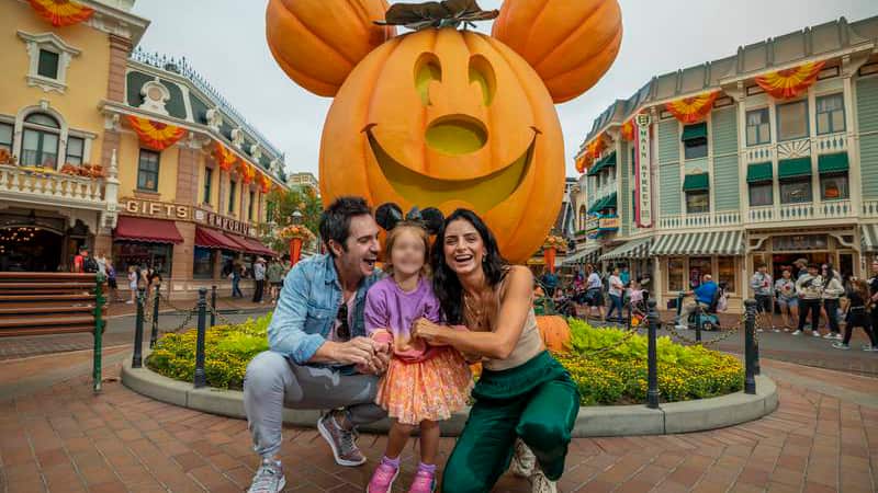 Aislinn Derbez y Mauricio Ochmann celebran Halloween junto a Kai