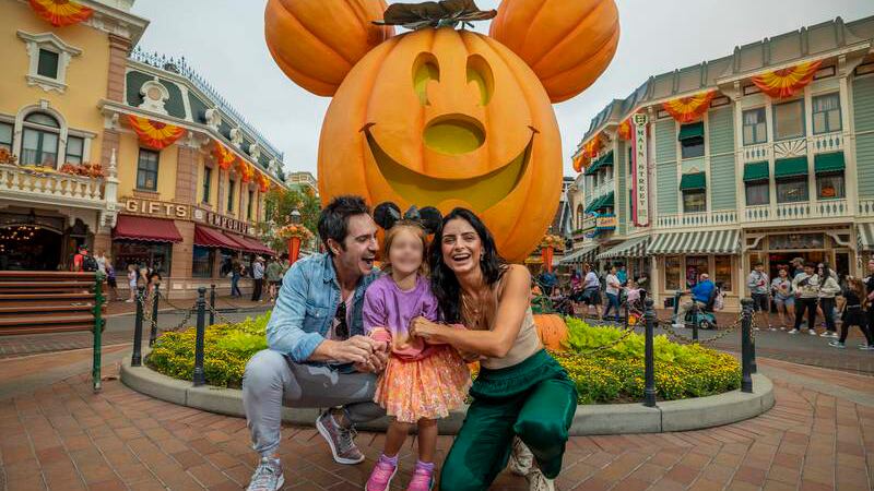Aislinn Derbez y Mauricio Ochmann celebran Halloween junto a Kai