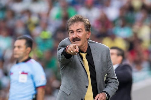 Permisos y bajo nivel del Tri, temas que vuelve a criticar La Volpe