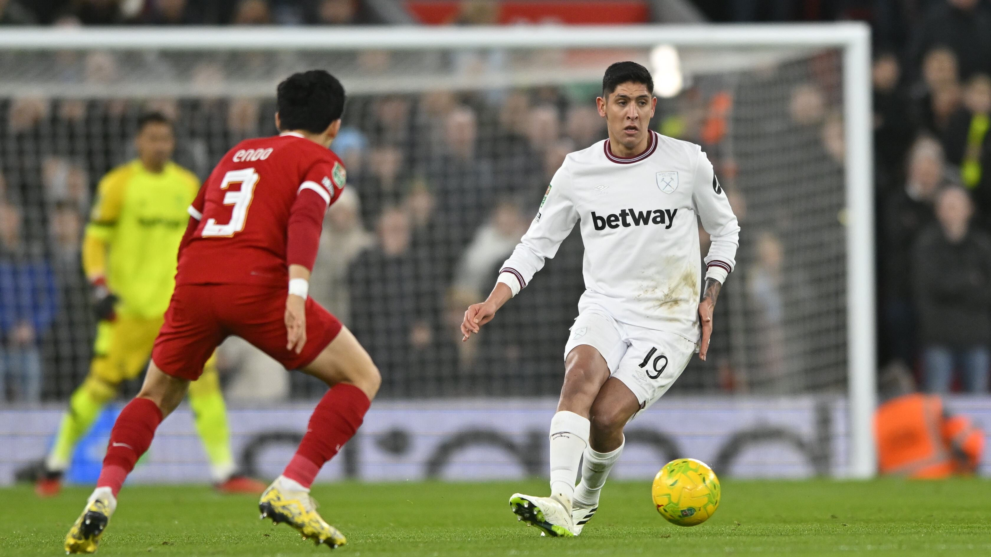 Edson Álvarez fue titular ante Liverpool.