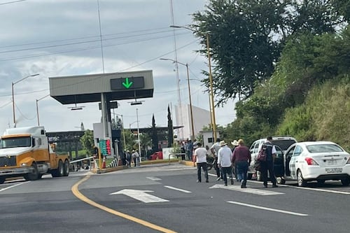 Agricultores cierran el Macrolibramiento y la libre a Colima en protesta por precio justo al maíz